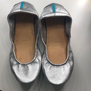 Silver metallic tieks